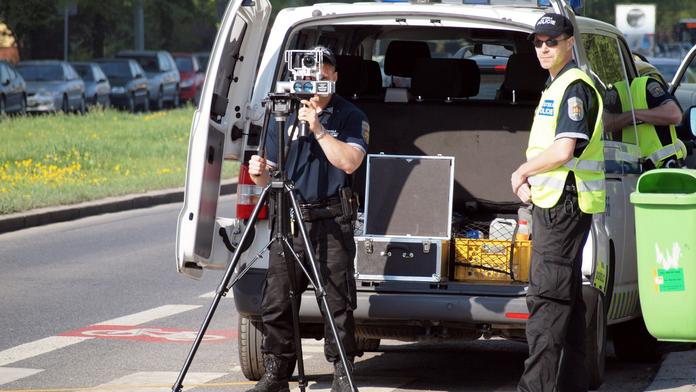 Přezdívky policistů: Proč se jim říká šmoulové, švestky nebo benga