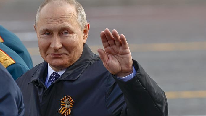 Putin přiživil spekulace o vážné nemoci. Při oslavách Dne vítězství kulhal