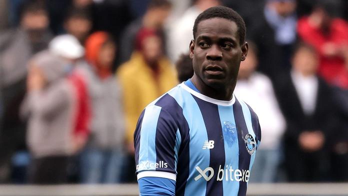 Stále jsem nejlepším útočníkem Itálie, měl bych být v reprezentaci, říká Balotelli
