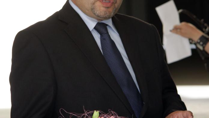 Ministr Dobeš vrátí peníze za předražené fotografie
