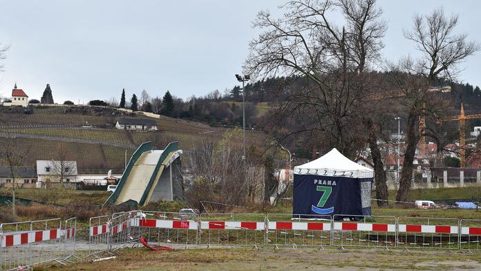 Při pádu trojské lávky se vážně zranili kolegové z radnice Prahy 6