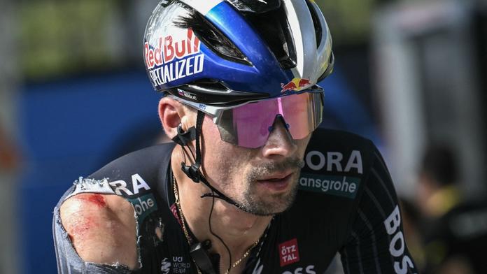Primož Roglič s prodřeným dresem z dvanácté etapy Tour de France