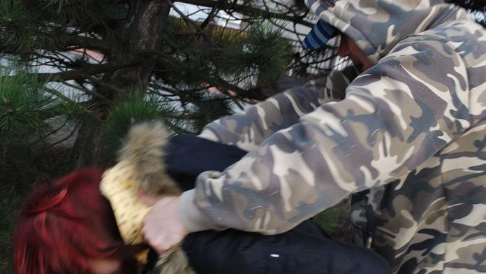 Muž měl znásilnit dívku přímo na ulici! Policii se při výslechu přiznal