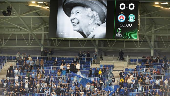 Ohavné chování na Slovensku. Fanoušci Slovanu vypískali královnu Alžbětu