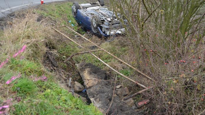 Řada nehod u Prahy! Při jedné se zranilo dítě, při další narazilo auto do válce!