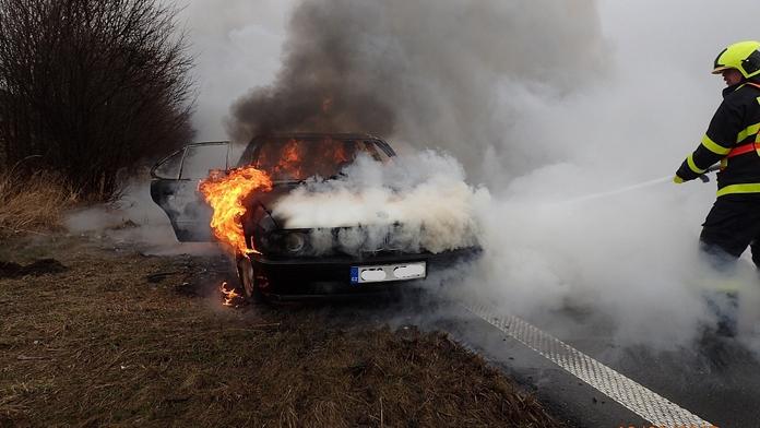 Z auta za jízdy vyšlehly plameny, z "veterána" se stal vrak! GALERIE