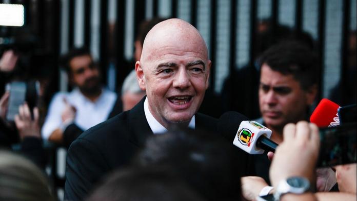 Prezident FIFA čelí obří kritice. Fotil se u otevřené rakve Pelého