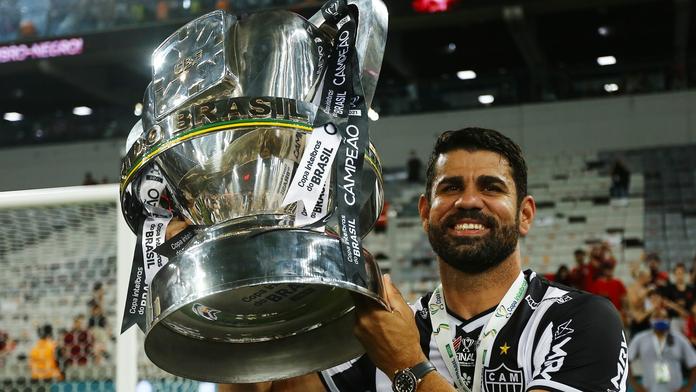 Kdepak drahý sporťák. Fotbalista Costa pobavil fanoušky projížďkou v traktoru