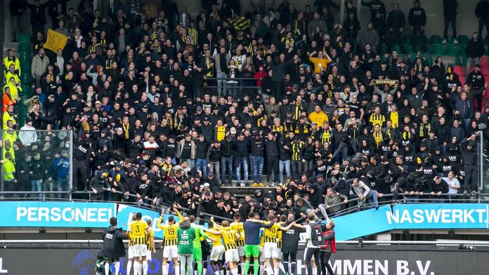 Chvíle hrůzy v Nizozemsku, tribuna se rozpadla přímo pod fanoušky