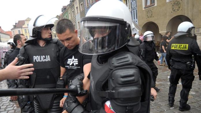 Ruští a polští fanoušci se rvali ve Varšavě, zasahovali těžkooděnci