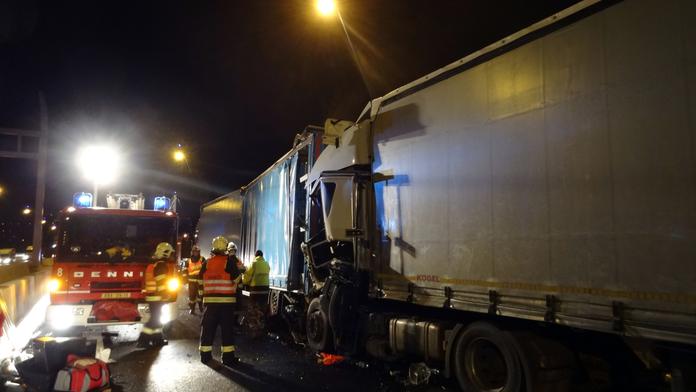 Kamion na R1 nedobrzdil a narazil do tahače. Zraněné vystříhávali