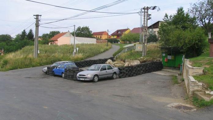 Kvůli sporu s obcí zablokoval vlastník pozemku zastávku MHD pneumatikami!