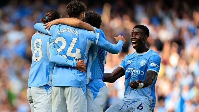Manchester City pod novým trenérem čelil blamáži. Body zachránil v závěru