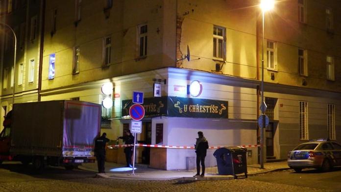 Muž pobodal řidiče dodávky. Pak zaplatil pivo a z místa utekl