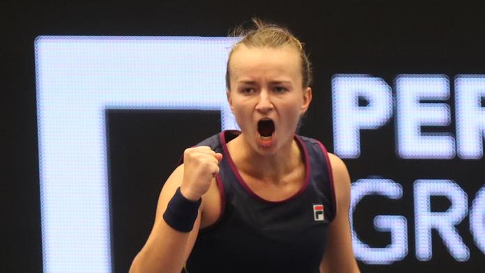 Krejčíková ustála dělový servis a zahraje si semifinále, Kvitová s Martincovou končí