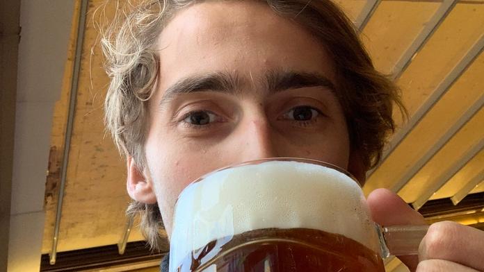 Korunní princ Habsburg navštívil poprvé Prahu! Nadchl ho hrad i pivo