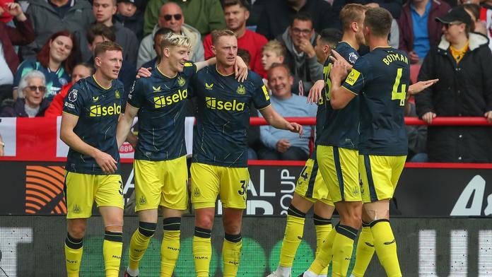 Fotbalisté Newcastlu slaví gól