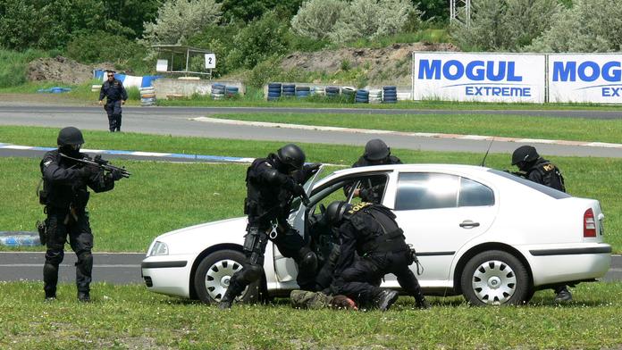 Policisté pozatýkali obchodníky s drogami! Našli u nich i samopaly!