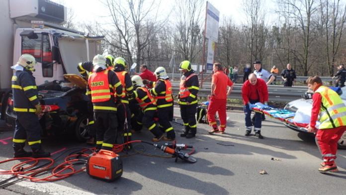 Ve zúžení vjela honda pod kamion. Tři lidé skončili v nemocnici