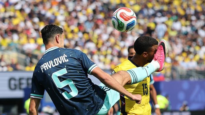 Aleksandar Pavlovič trefil kopačkou soupeře do hlavy