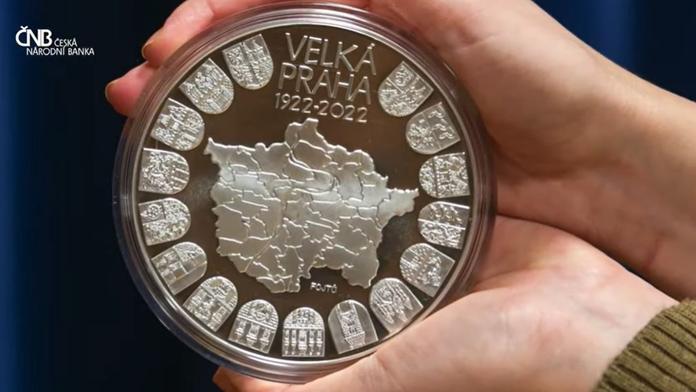 ČNB vydala mimořádnou pamětní minci, stojí jmění a váží jeden kilogram