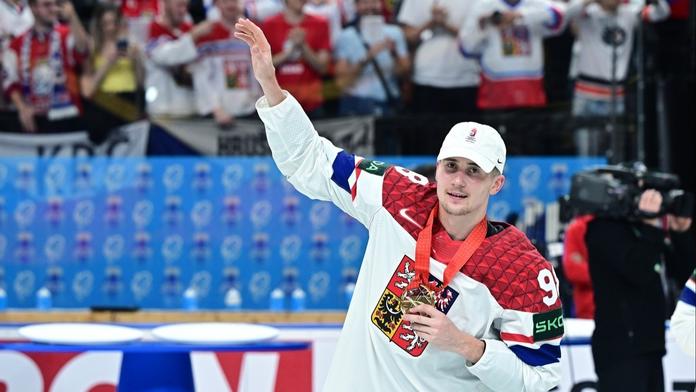 Těžké rozhodování Caroliny. Nečase prý chtělo 28 týmů NHL
