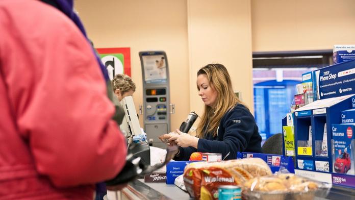 Dobrá zpráva pro pokladní! Tesco výrazně zvýší platy, přidá i 24 %