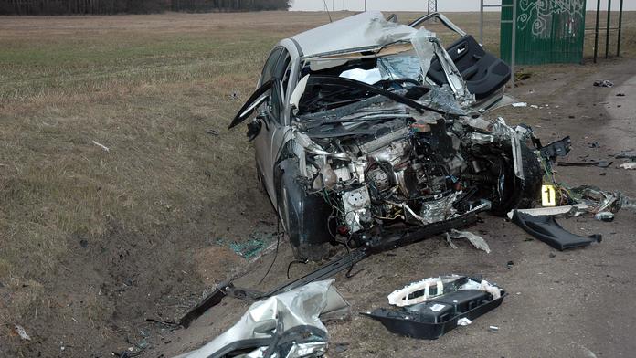 Felicie napálila do stromu a začala hořet. Čtyři zranění