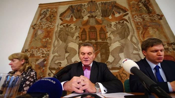 Ústavní soud: Manželé prohráli soud s Prahou, právníka platit nemusí. Jeho odměna byla moc