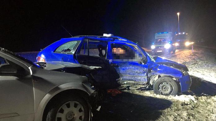 Pasažér nepřežil srážku čtyř aut, tělo museli z vraku vystříhat hasiči