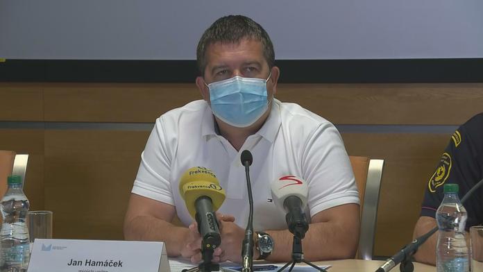 Hamáček po jednání krizového štábu: I přes opatření křivka roste, budou další nařízení