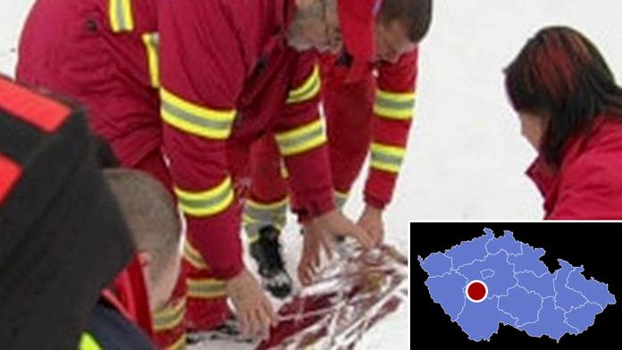 Auto srazilo dítě u zastávky autobusu. Chlapec zemřel