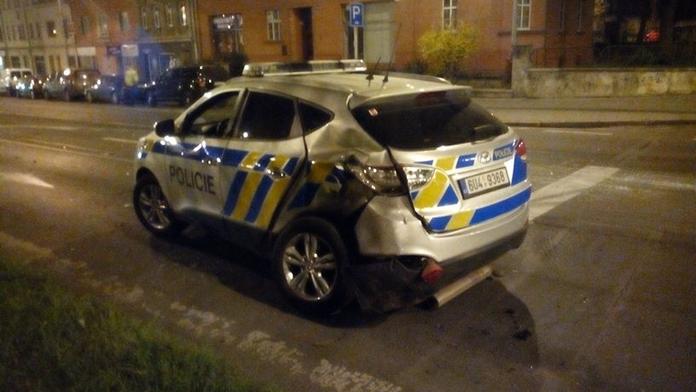 Tomu se říká SMŮLA! Řidič dodávky v noci naboural do policejního vozu!