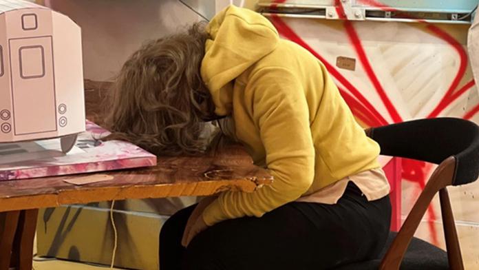 Policie vtrhla do galerie, aby zachránila umírající ženu. Bylo to umění