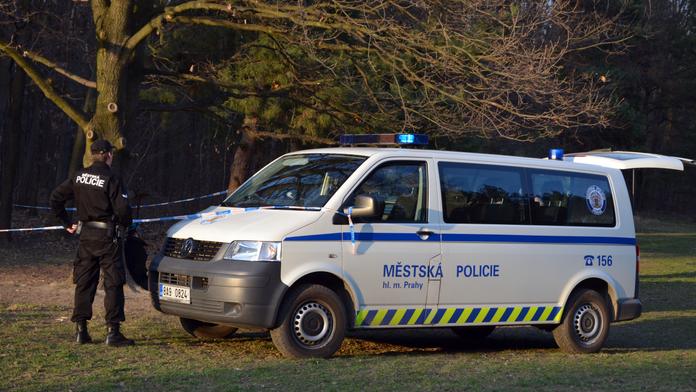 Strážníci našli řidiče autobusu v krvi, grázly nakonec vypátrali