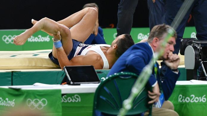 Horor na gymnastice! Francouz si při doskoku zlomil nohu