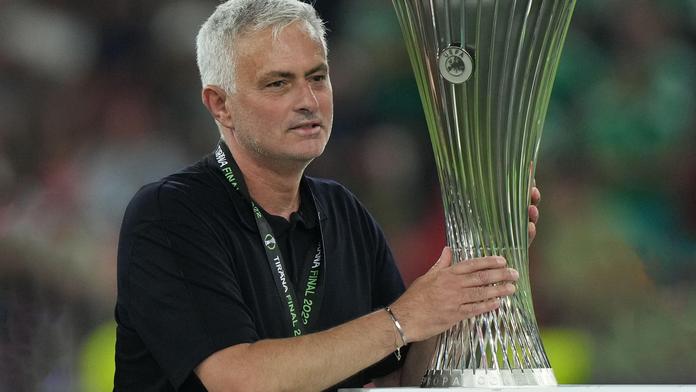 Dojemný konec mága. Mourinho se s fanoušky loučil se slzami v očích
