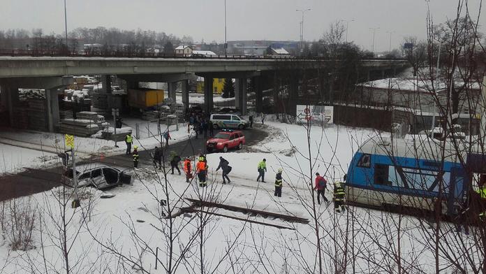 Vlak na přejezdu smetl auto. Dva zranění, dítě museli vystříhat!