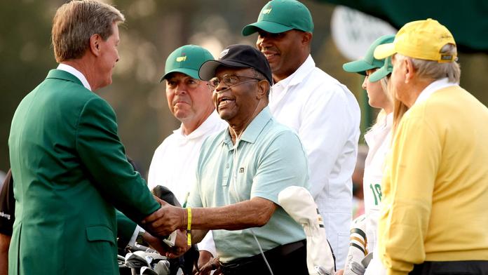 Svět golfu truchlí. Zemřel první černoch, který hrál Masters