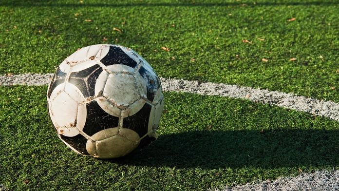 Brutální rvačka na fotbale! Hráč kopal soupeře ležícího na zemi