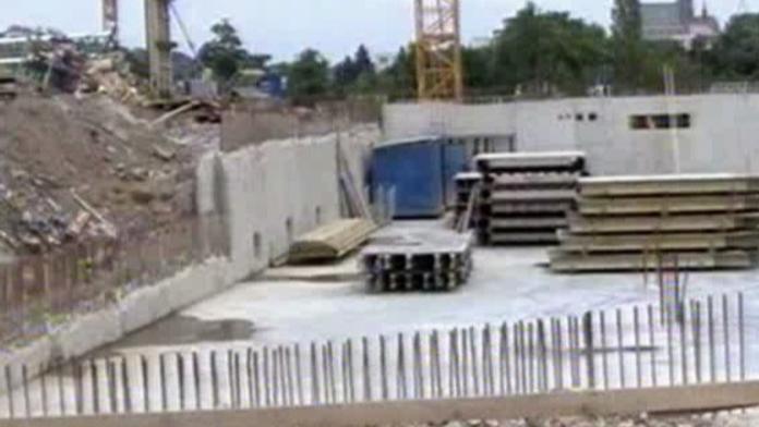 Nejsou cihly, chybí stavební materiál