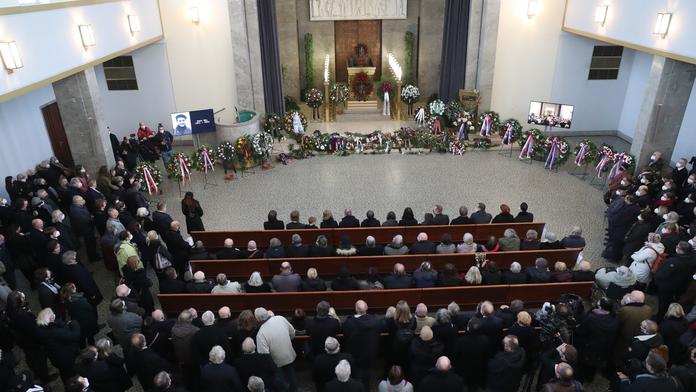 Poslední rozloučení s Uhlem proběhlo v symbolický den. Zeman poslal věnec