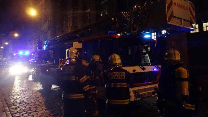 Hořelo v trezoru tiskárny peněz, dva zaměstnanci se při hašení zranili