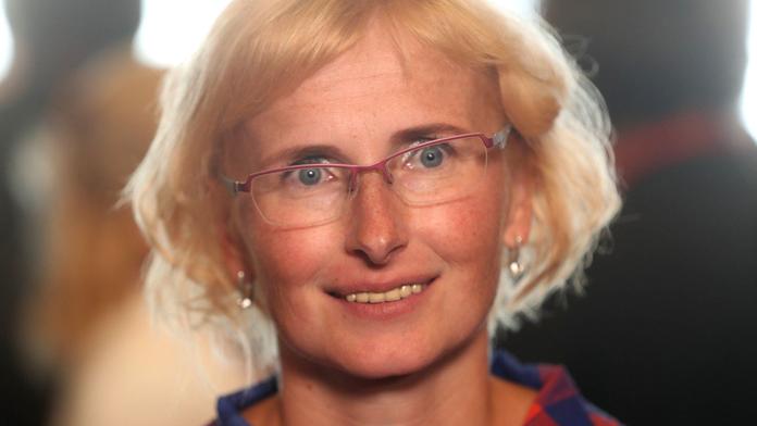Komunisté mají novou předsedkyni. Stala se jí europoslankyně Konečná