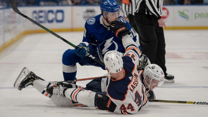Sedm zápasů za kopanec! Hříšník z Edmontonu dostal pořádný flastr