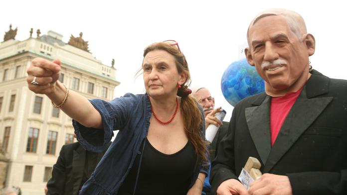 Proč nerespektujete Ústavu a hájíte Rusko, ptali se umělci Klause