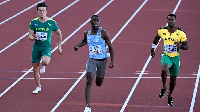 Jako Bolt! Mladík z Botswany slavil už před cílem, ale stejně zaběhl nový rekord