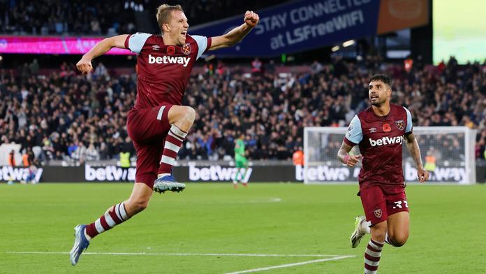 Tomáš Souček  v dresu West Hamu slaví gól proti Nottinghamu