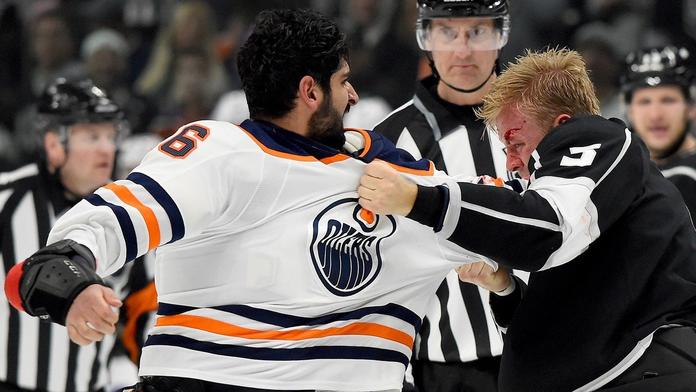 Krvavá bitka v NHL: Khaira nasekal Folinovi. Ten pak šel na šití! VIDEO
