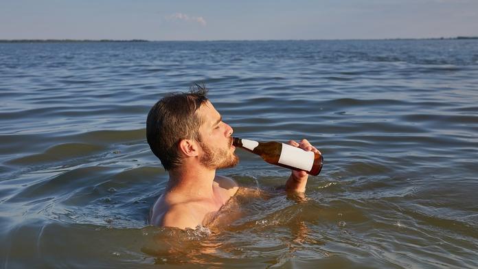 Pivo na pláži je už minulostí. Oblíbená letní destinace zakázala alkohol